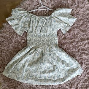 Super cute floral mini dress! Super cute for spring!! Only worn once, size L